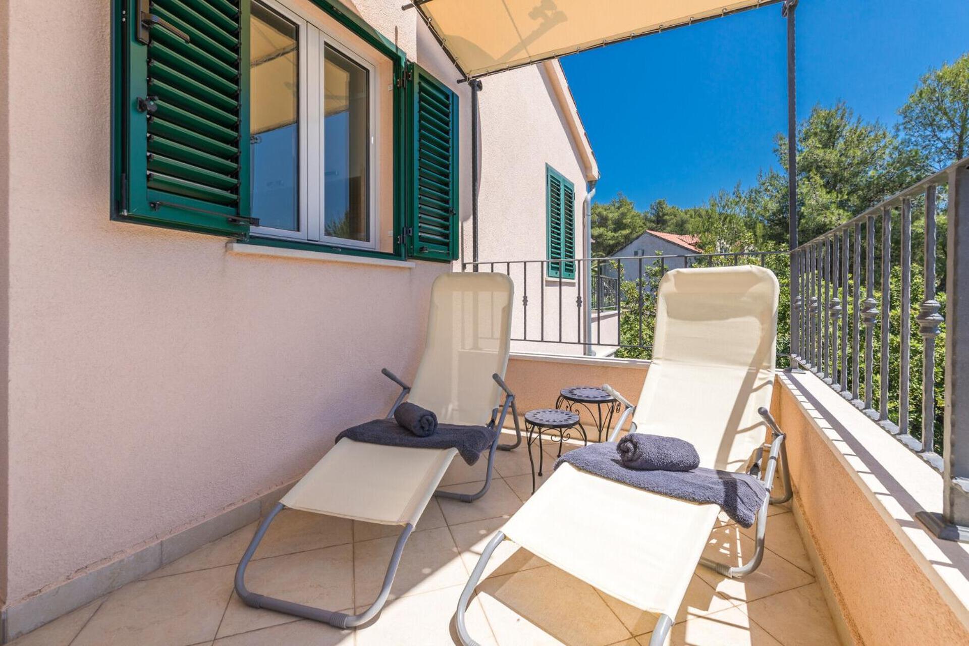 Apartments Seric Vrboska Eksteriør billede